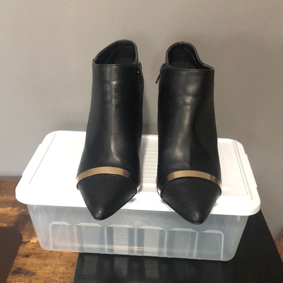 Shoes - Black heel bootie